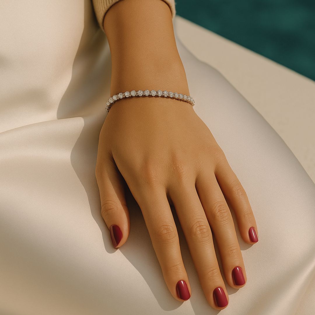 Three-prong diamond tennis bracelet in white gold, designed for maximum brilliance.