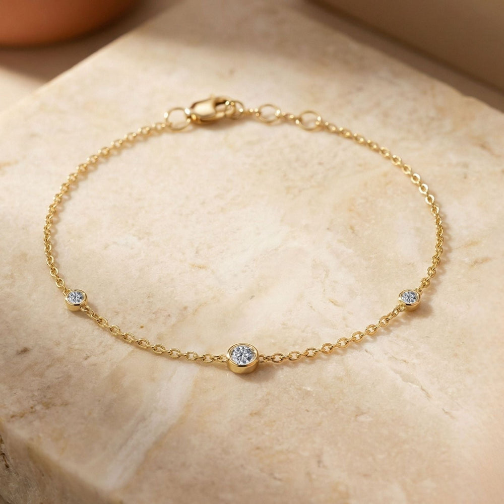 Armband mit drei kleinen Diamanten in Gelbgold.