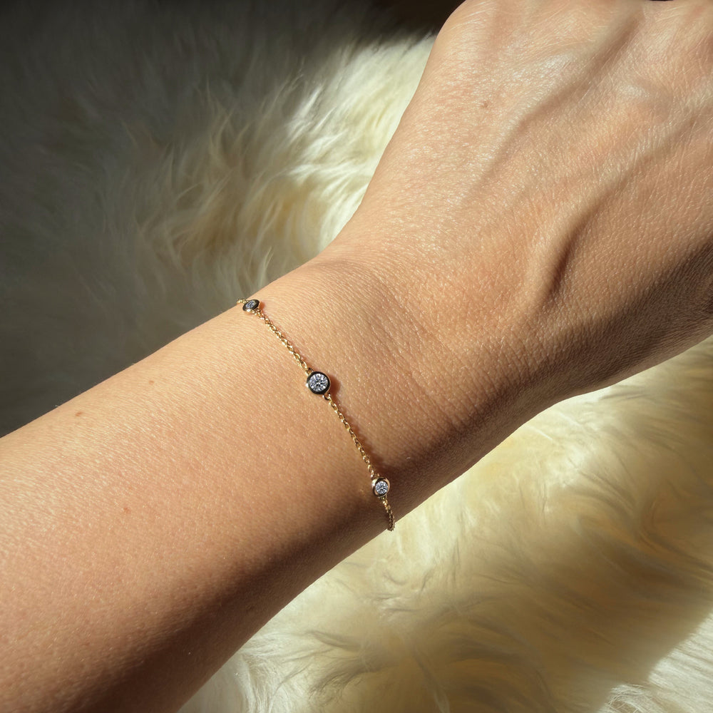 PURE diamond bracelet in yellow gold with bezel-set natural diamonds, fine chain design for everyday wear
