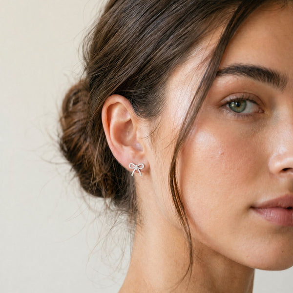 Schleifen Ohrringe mit Diamanten vom Model getragen