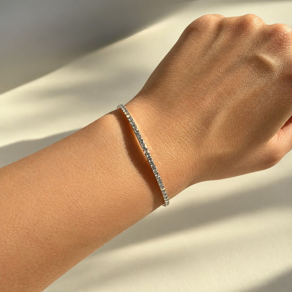 Filigranes FELXIA Diamant-Tennisarmband aus Weißgold am Handgelenk, besonders schmal und leicht für den Alltag.
