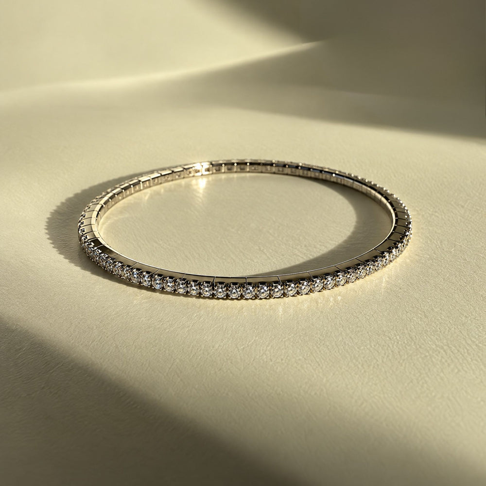 Close-up of the FELXIA flexible tennis bracelet in 18k white gold set with 100 natural brilliant-cut diamonds.