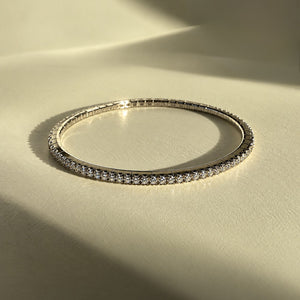 Close-up of the FELXIA flexible tennis bracelet in 18k white gold set with 100 natural brilliant-cut diamonds.